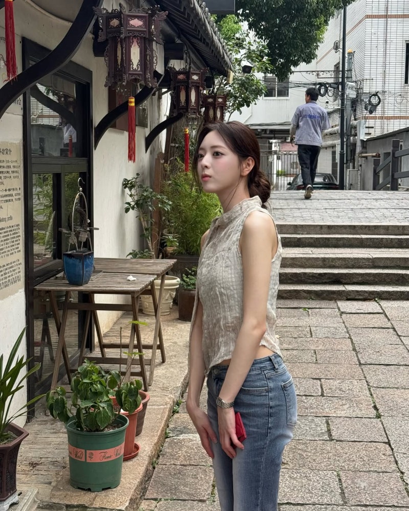 ITZY's Yuna: The K-Pop Visual Breaking the All-Black Minimalist Look