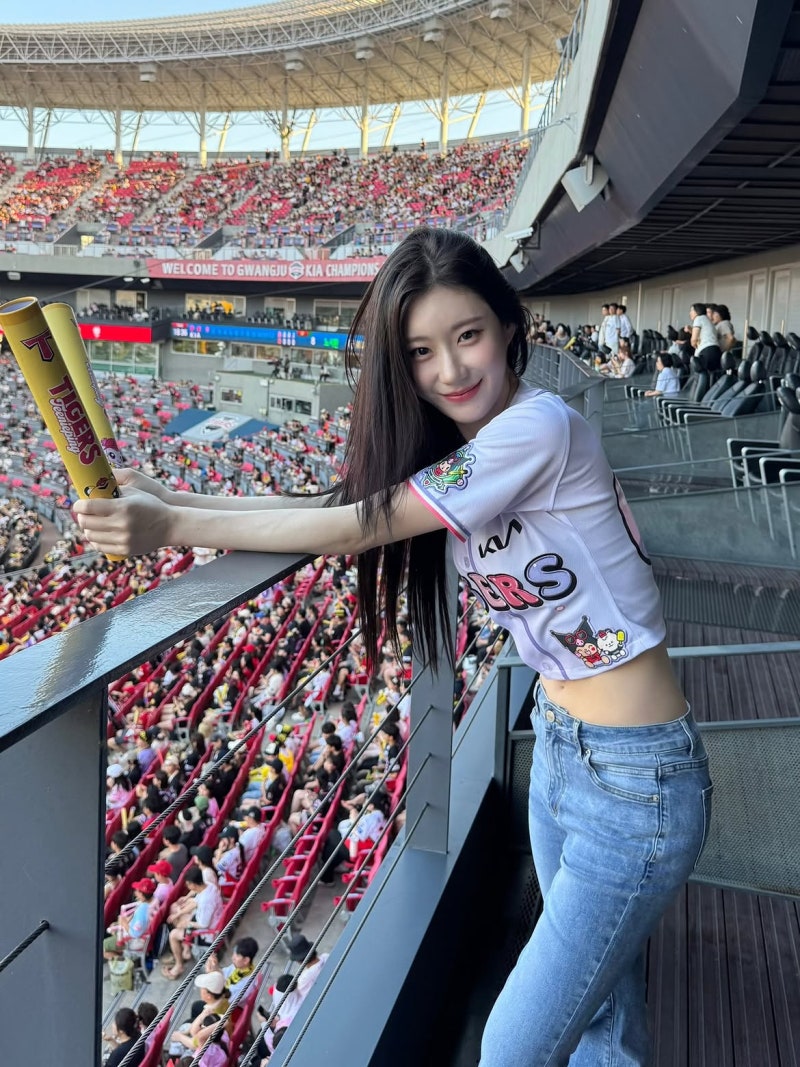 An Idol at the Stadium: Chae-ryeong's KIA Tigers Game Day Look (And Why She Wore That Cropped Jersey)