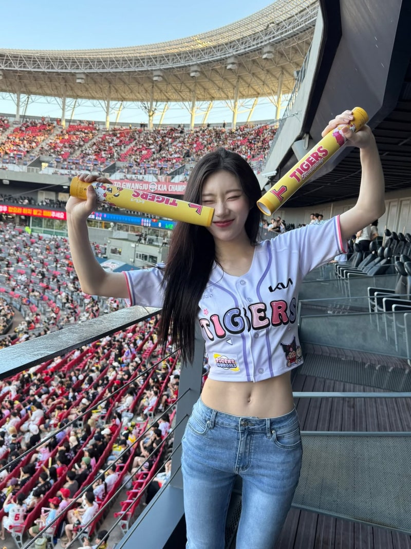An Idol at the Stadium: Chae-ryeong's KIA Tigers Game Day Look (And Why She Wore That Cropped Jersey)