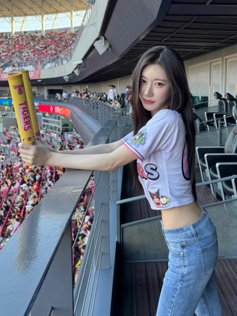 An Idol at the Stadium: Chae-ryeong's KIA Tigers Game Day Look (And Why She Wore That Cropped Jersey)