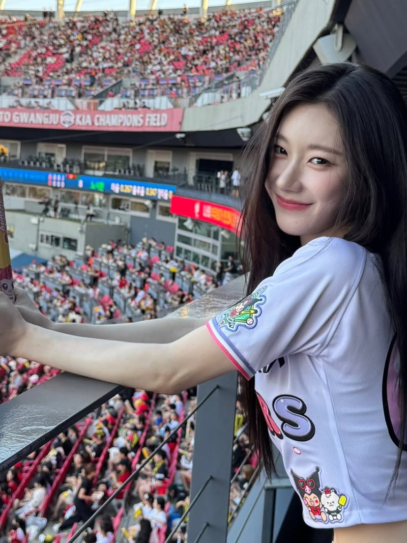 An Idol at the Stadium: Chae-ryeong's KIA Tigers Game Day Look (And Why She Wore That Cropped Jersey)