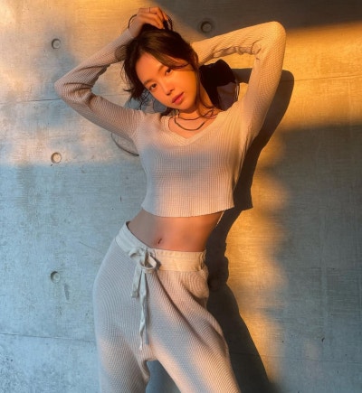 The Former APINK Member Now Playing Action Hero in Kim Bu-jang — And She's Pulling Off Four Completely Different Vibes From One White Tee