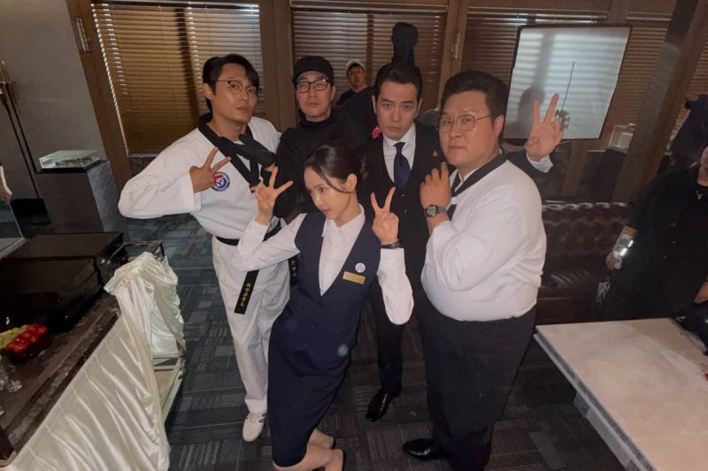 The Former APINK Member Now Playing Action Hero in Kim Bu-jang — And She's Pulling Off Four Completely Different Vibes From One White Tee