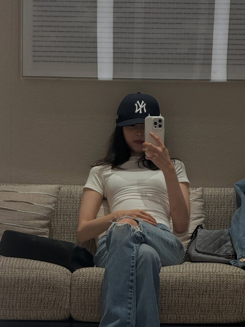 The Former APINK Member Now Playing Action Hero in Kim Bu-jang — And She's Pulling Off Four Completely Different Vibes From One White Tee