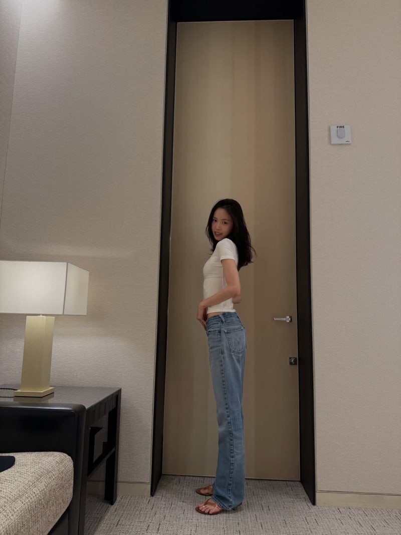 The Former APINK Member Now Playing Action Hero in Kim Bu-jang — And She's Pulling Off Four Completely Different Vibes From One White Tee