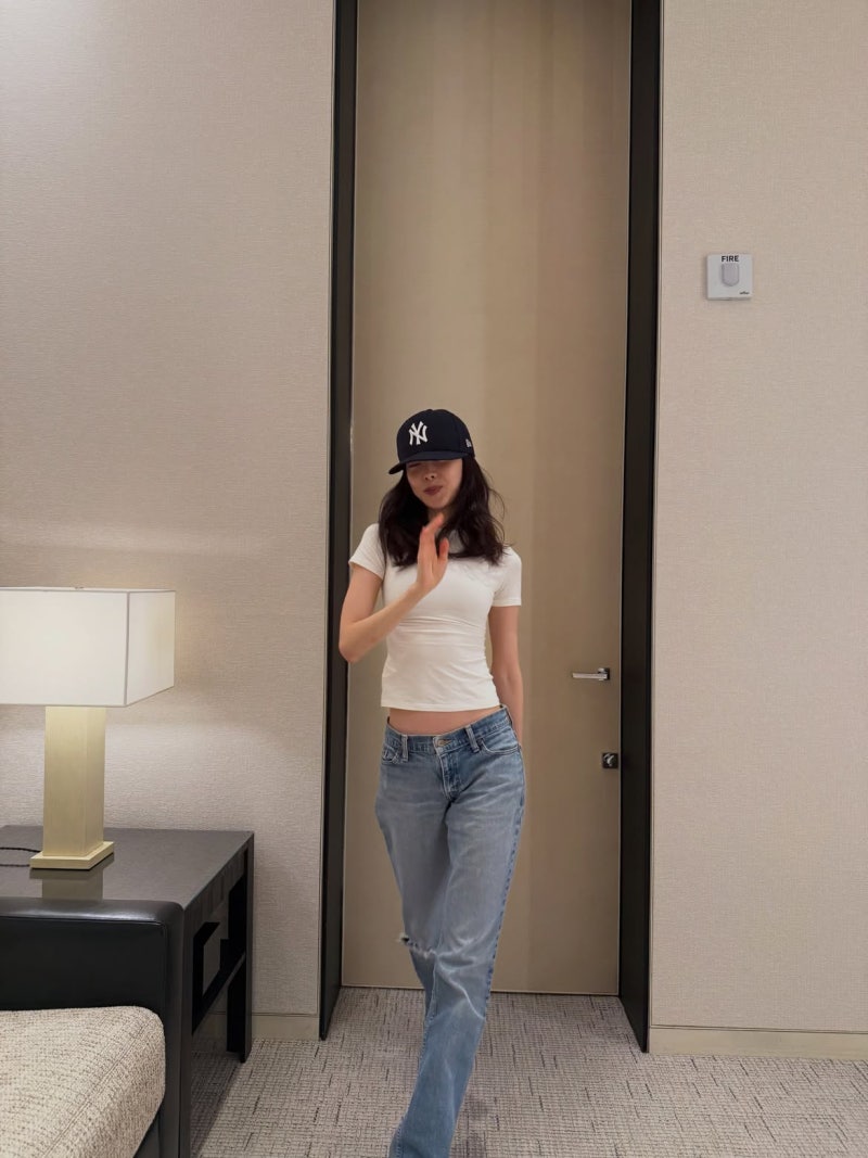 The Former APINK Member Now Playing Action Hero in Kim Bu-jang — And She's Pulling Off Four Completely Different Vibes From One White Tee