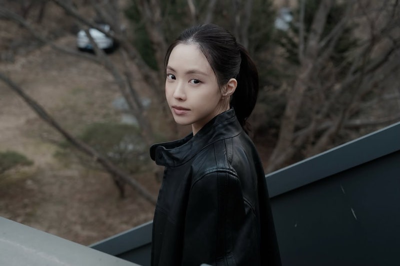 The Former APINK Member Now Playing Action Hero in Kim Bu-jang — And She's Pulling Off Four Completely Different Vibes From One White Tee