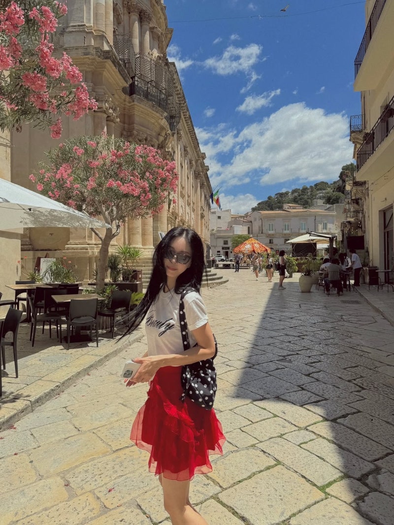 Han Ye-seul's Sicily Summer: The LA-Born Actress Who Masters Color Contrast Travel Dressing