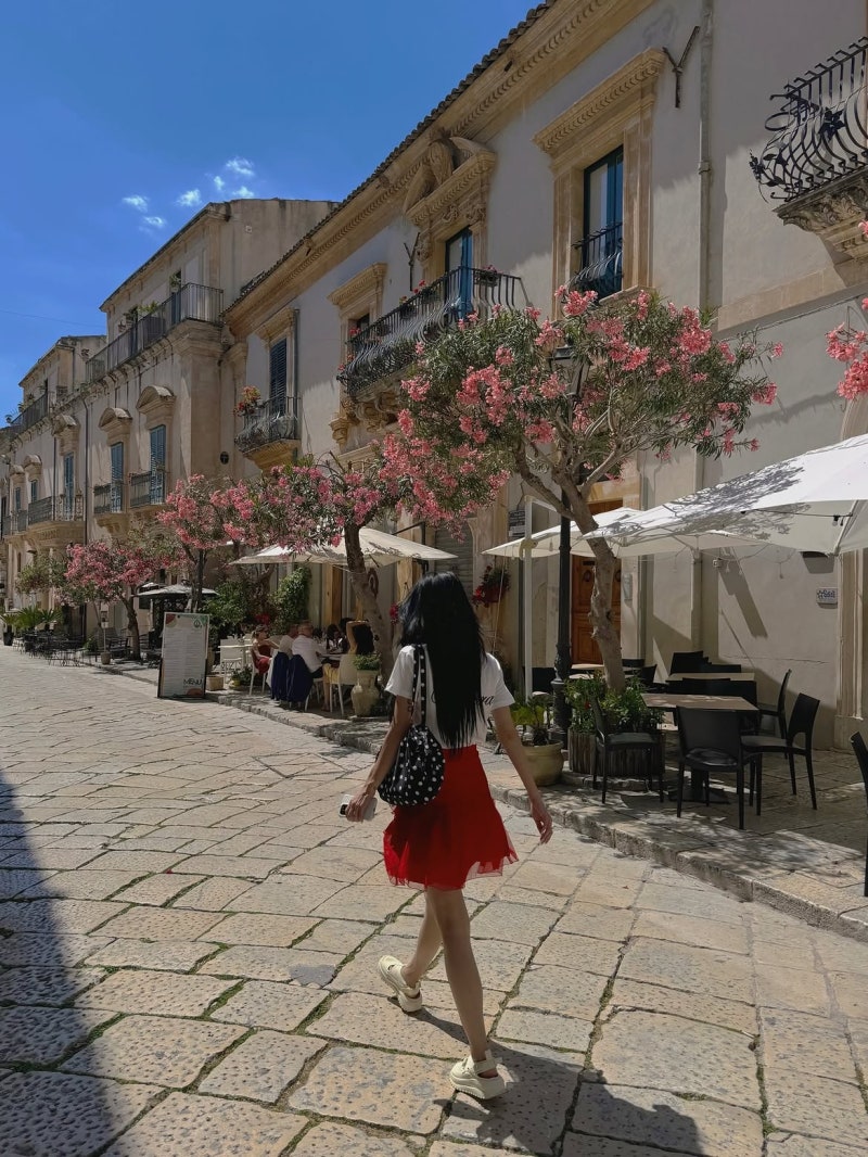 Han Ye-seul's Sicily Summer: The LA-Born Actress Who Masters Color Contrast Travel Dressing
