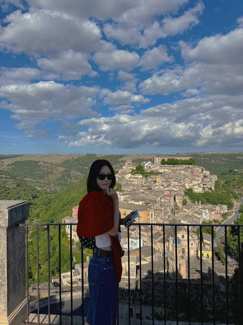 Han Ye-seul's Sicily Summer: The LA-Born Actress Who Masters Color Contrast Travel Dressing