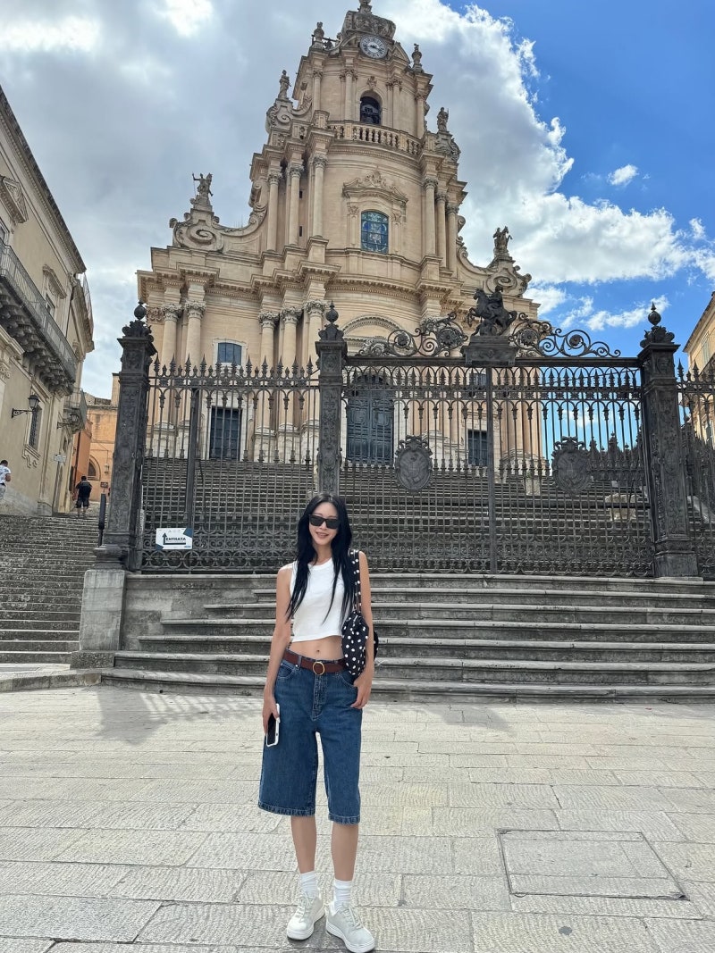 Han Ye-seul's Sicily Summer: The LA-Born Actress Who Masters Color Contrast Travel Dressing