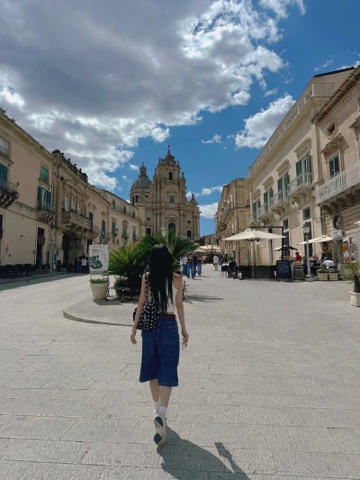 Han Ye-seul's Sicily Summer: The LA-Born Actress Who Masters Color Contrast Travel Dressing