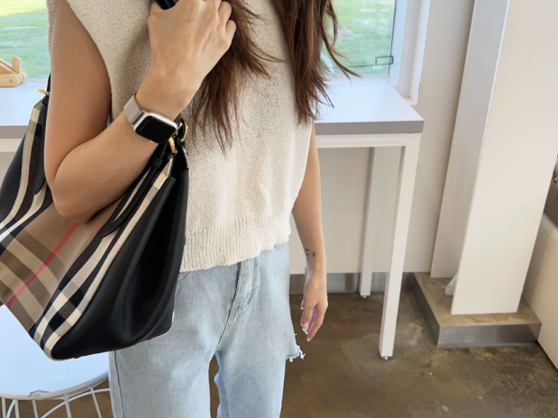 The Burberry Canter Bag That Makes Even Basic Denim Look Like a Magazine Spread