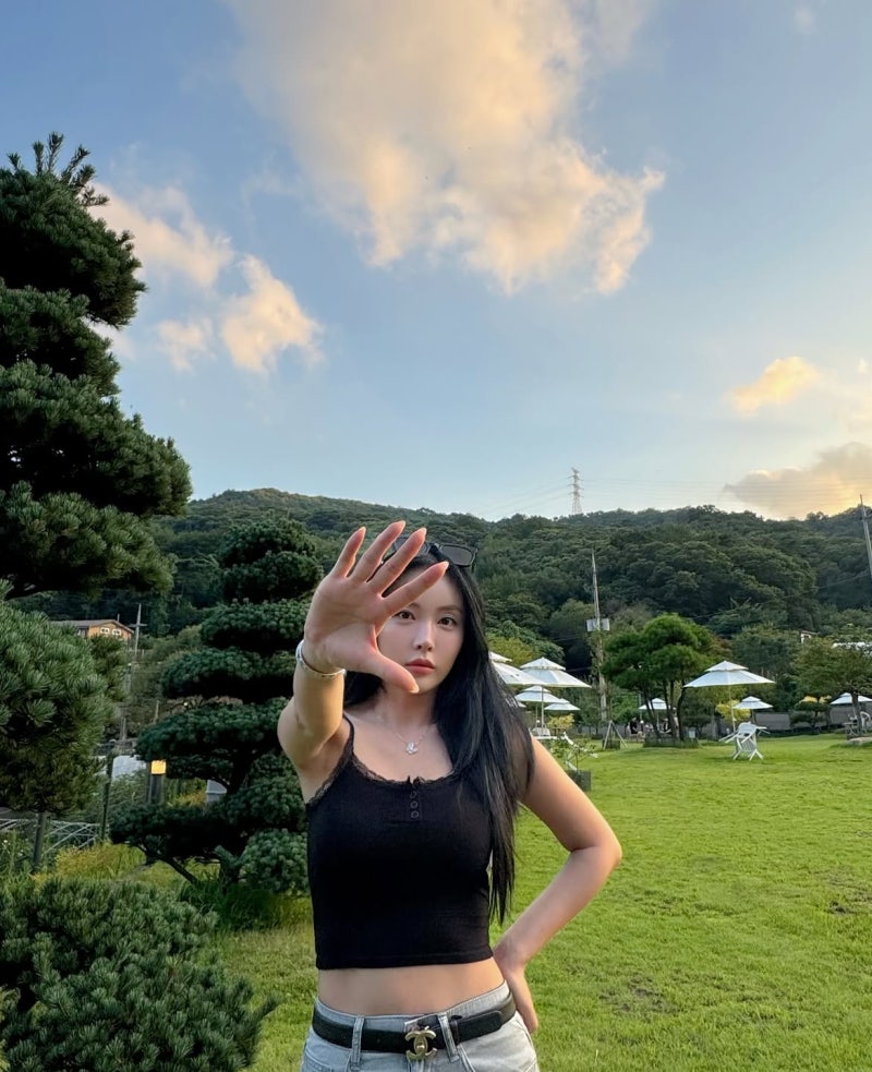 Trot Star Who Practiced Winking 8 Hours Daily Keeps Summer Casual