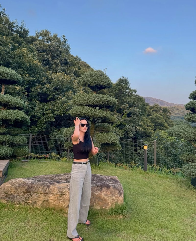 Trot Star Who Practiced Winking 8 Hours Daily Keeps Summer Casual