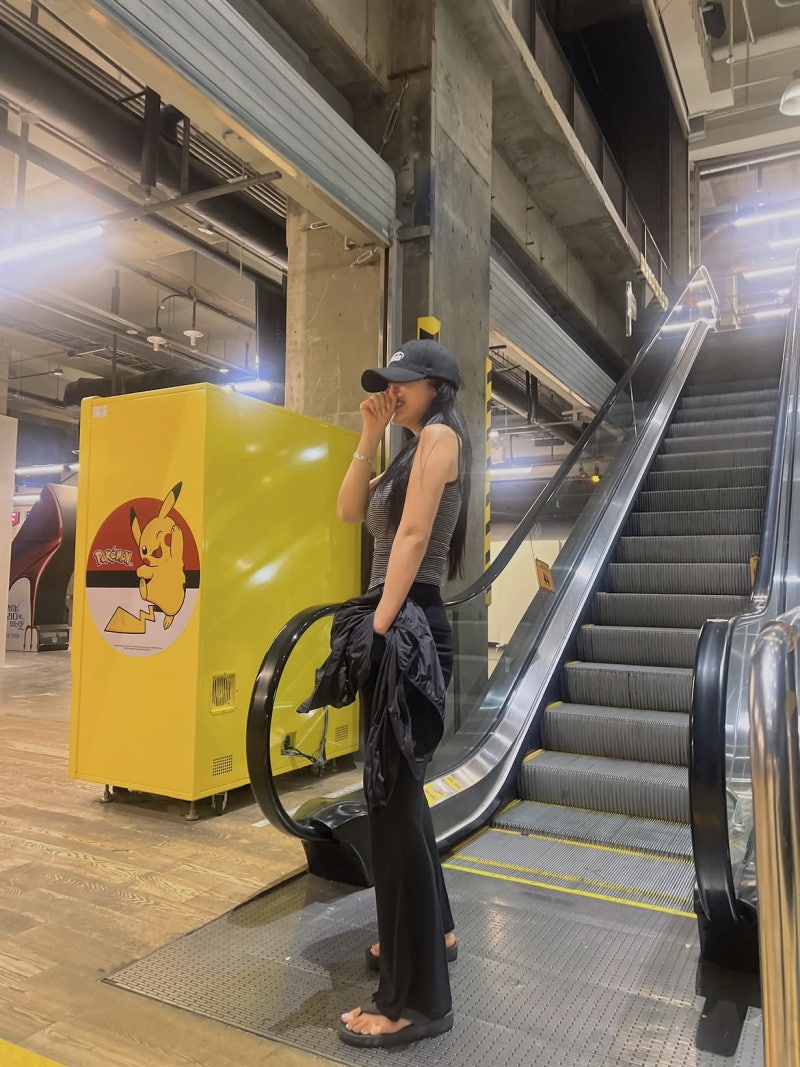 Trot Star Who Practiced Winking 8 Hours Daily Keeps Summer Casual