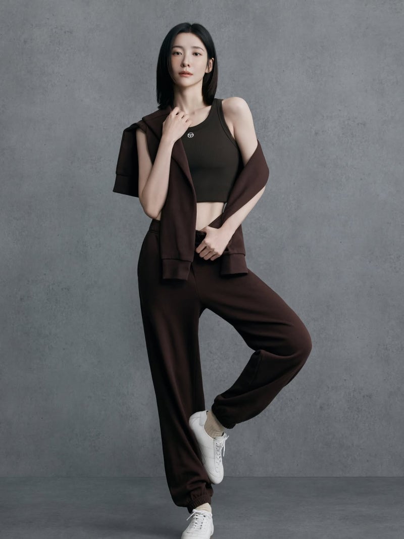 Park Ji-hyun Steps Into Athleisure Without Breaking a Sweat