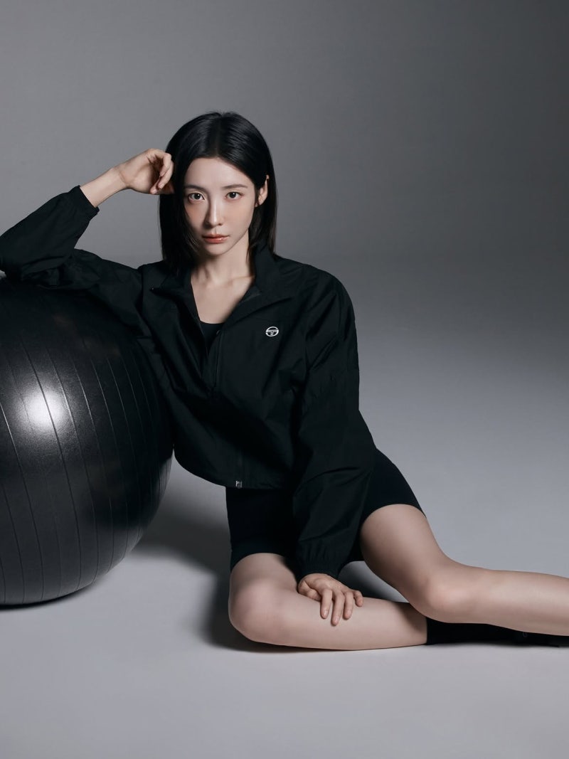 Park Ji-hyun Steps Into Athleisure Without Breaking a Sweat
