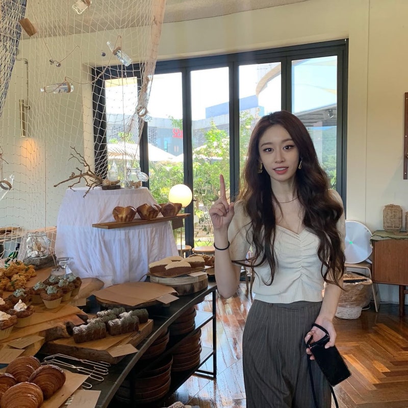 The Original Visual Center: Jiyeon's Three Essential Looks That Never Miss