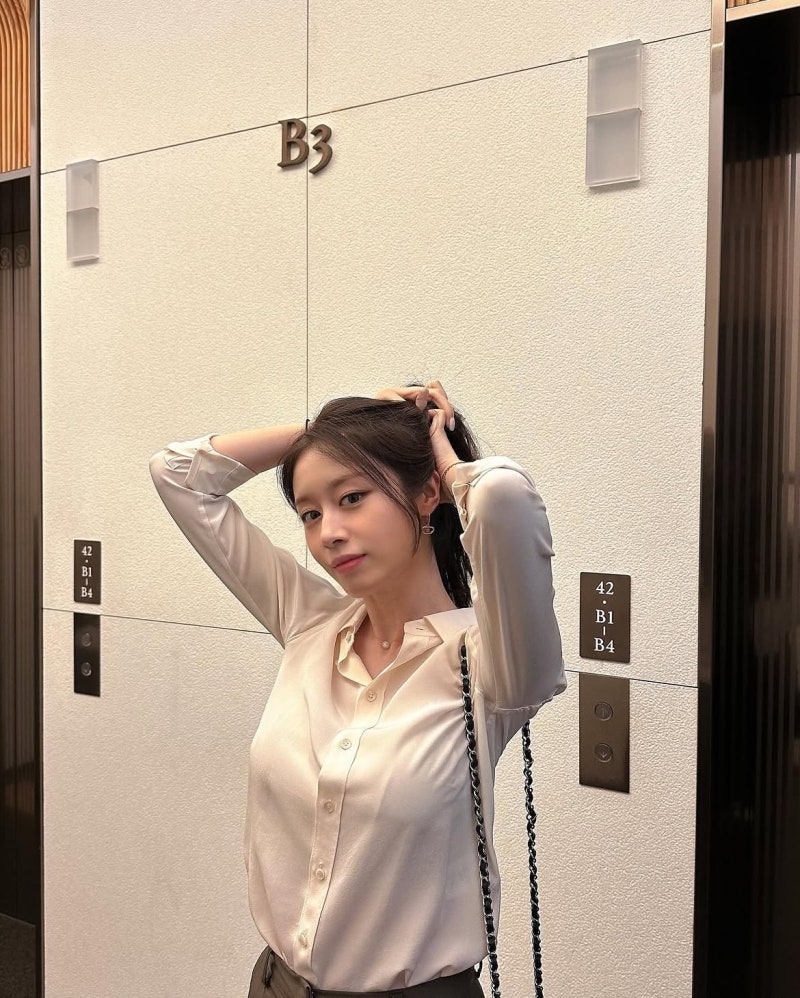 The Original Visual Center: Jiyeon's Three Essential Looks That Never Miss