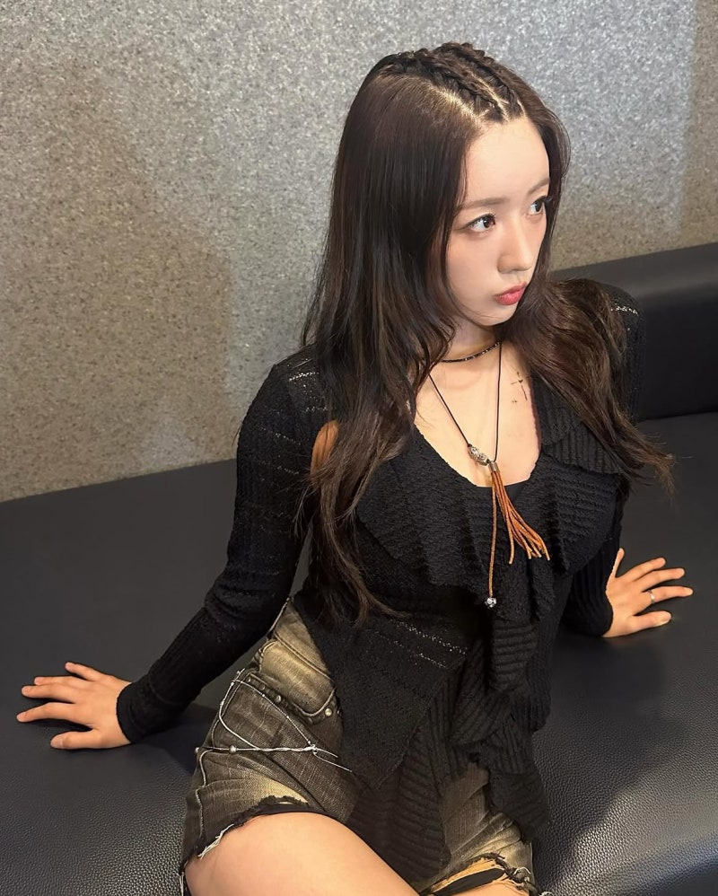 After the Wedding, Yoon Bo-mi of Apink Just Keeps Getting Riper: A Black Ruffled Cardigan Meditation