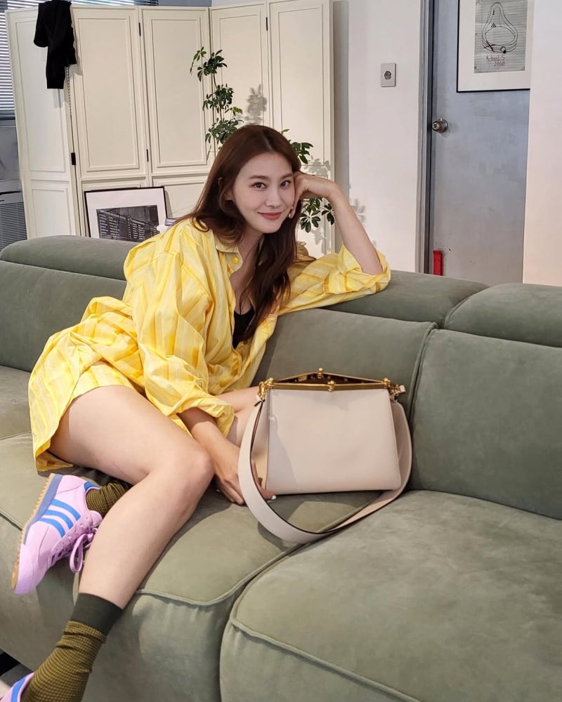 The Actress Nobody Suspects Eats Dessert: Inside Yoo In-young's Flawless Self-Discipline & That Samba Sneaker Cafe Look