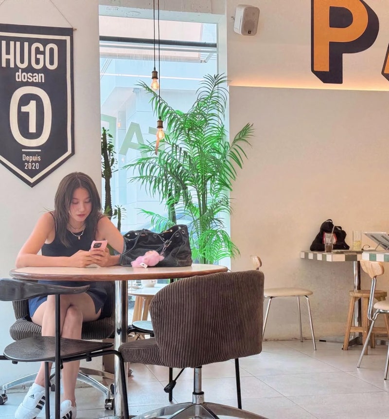The Actress Nobody Suspects Eats Dessert: Inside Yoo In-young's Flawless Self-Discipline & That Samba Sneaker Cafe Look
