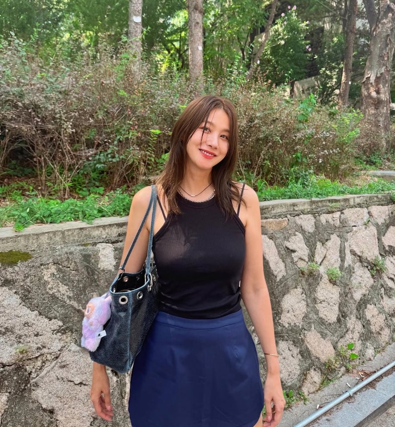 The Actress Nobody Suspects Eats Dessert: Inside Yoo In-young's Flawless Self-Discipline & That Samba Sneaker Cafe Look
