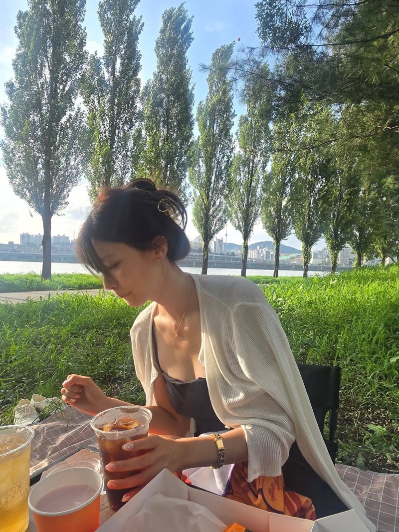 The Actress Nobody Suspects Eats Dessert: Inside Yoo In-young's Flawless Self-Discipline & That Samba Sneaker Cafe Look