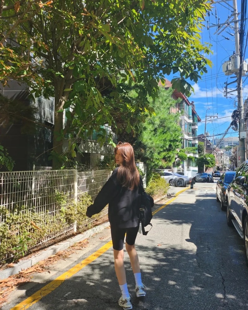 From Teen Drama Icon to Busy Mom: Jung Si-a Shows How to Dress Four Different Lives