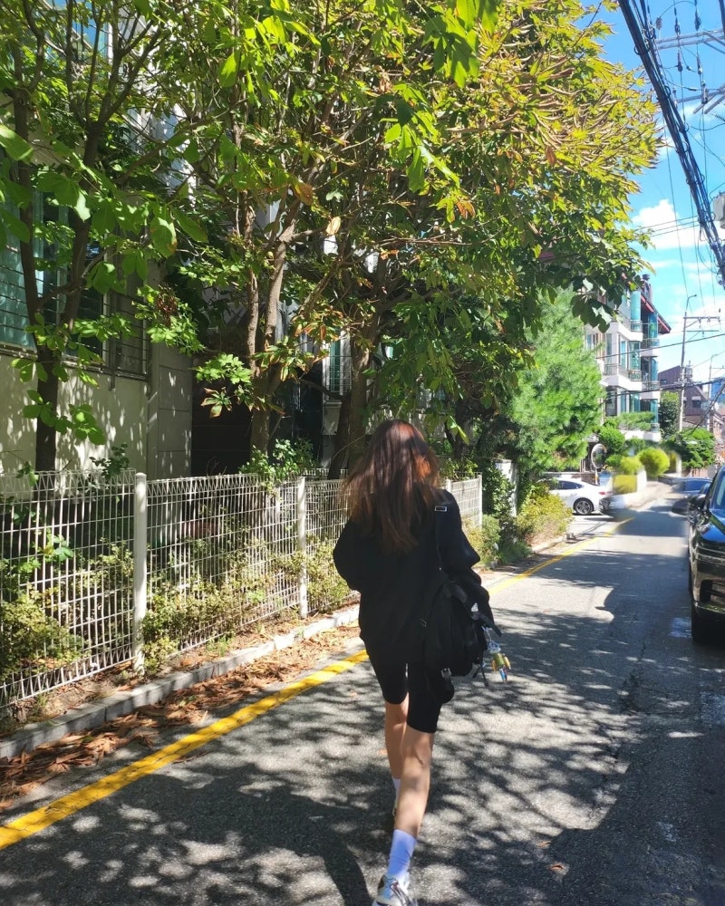 From Teen Drama Icon to Busy Mom: Jung Si-a Shows How to Dress Four Different Lives