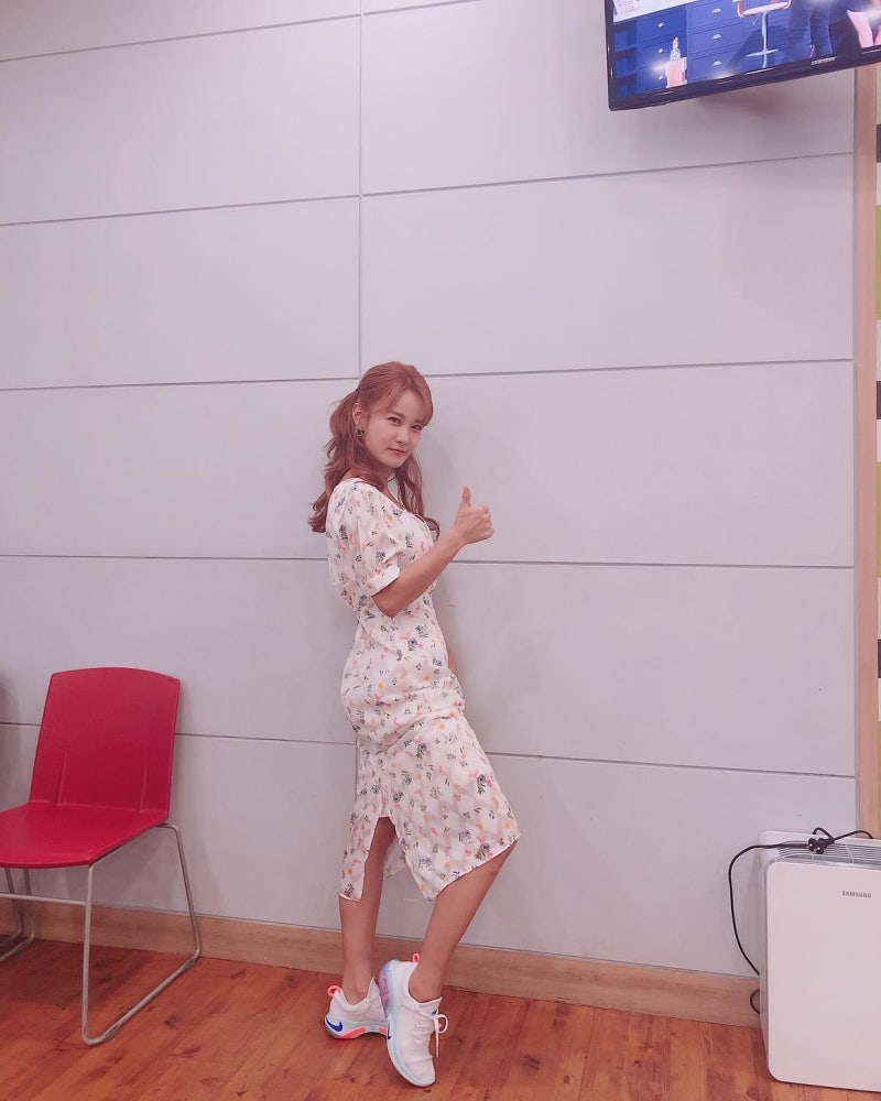 Kim Ji-min: Makeup artist turned comedian who aced a 1-in-700 audition—how she codes effortlessness across floral, denim, and airport style