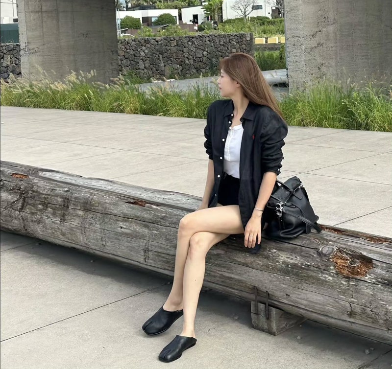 Jeongyeon of TWICE: From bakery shift to Billboard Hot 100—how wide-leg denim and Nike caps built the comeback aesthetic
