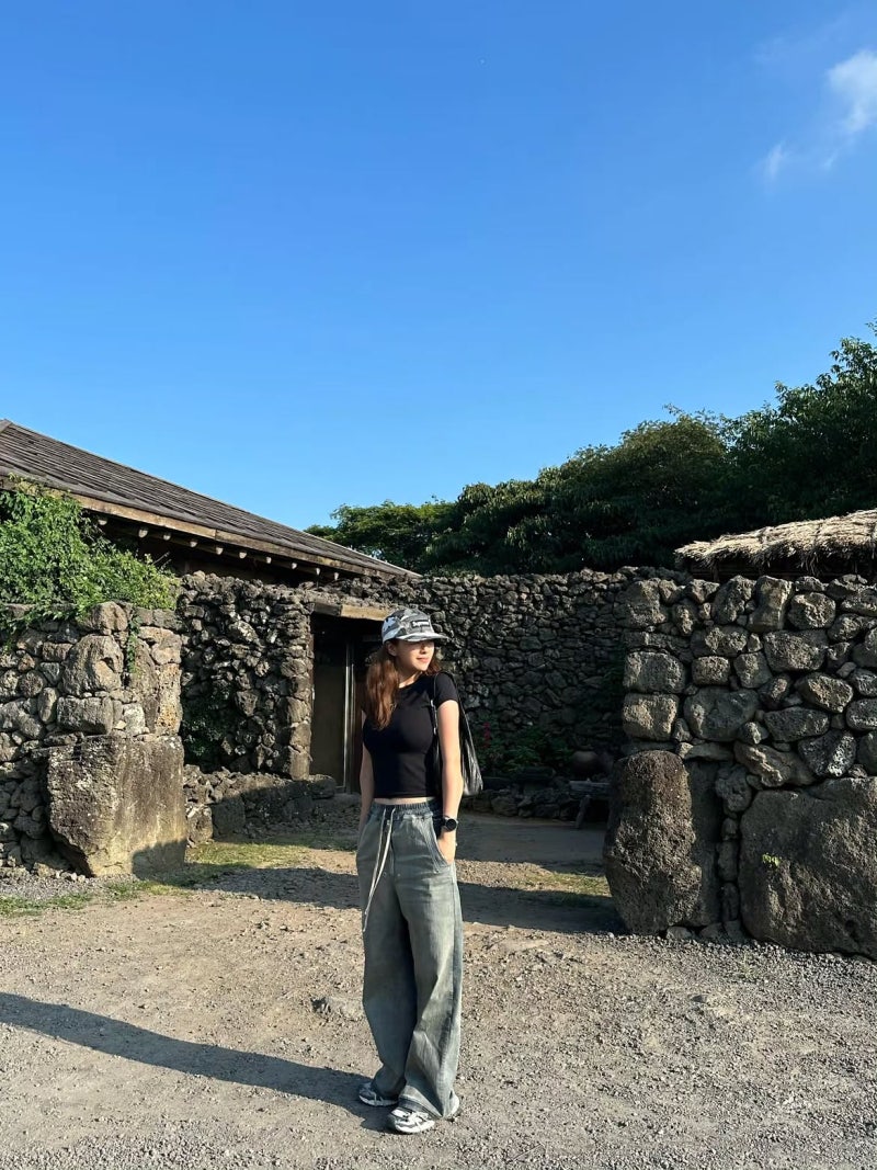 Jeongyeon of TWICE: From bakery shift to Billboard Hot 100—how wide-leg denim and Nike caps built the comeback aesthetic