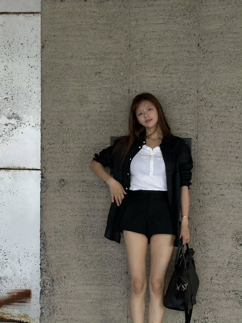 Jeongyeon of TWICE: From bakery shift to Billboard Hot 100—how wide-leg denim and Nike caps built the comeback aesthetic