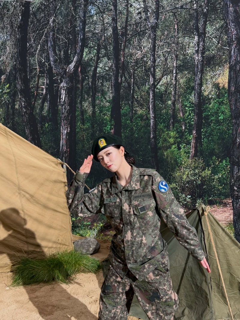 ITZY's Yuna wears a military uniform like it's Vogue; summer shows why she's gen-4's visual standard