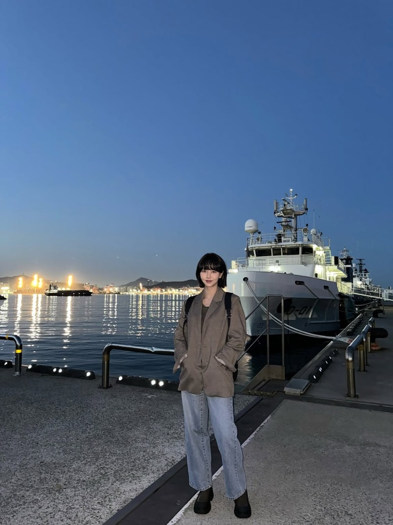 From child star to fashion icon: Kim So-hyun masters Milan luxury, harbor edge, and Busan vintage