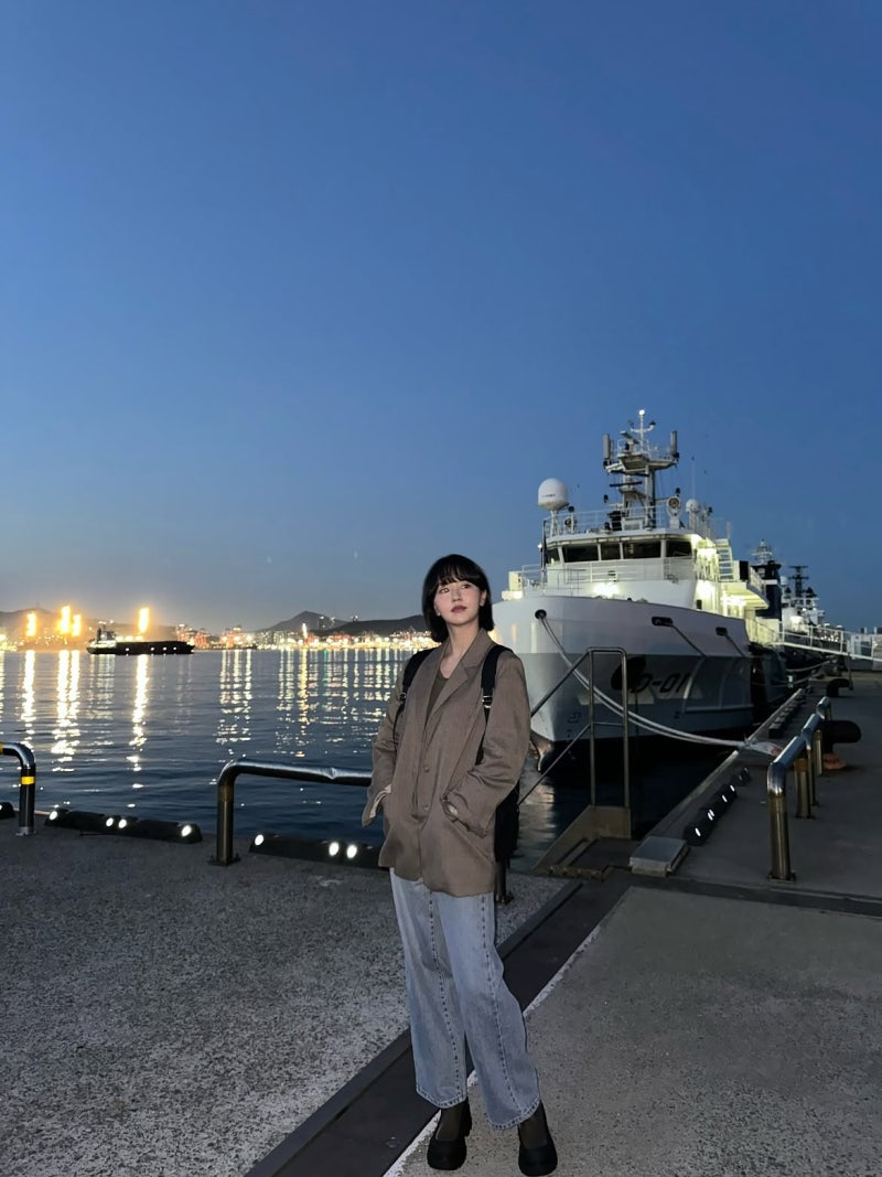 From child star to fashion icon: Kim So-hyun masters Milan luxury, harbor edge, and Busan vintage