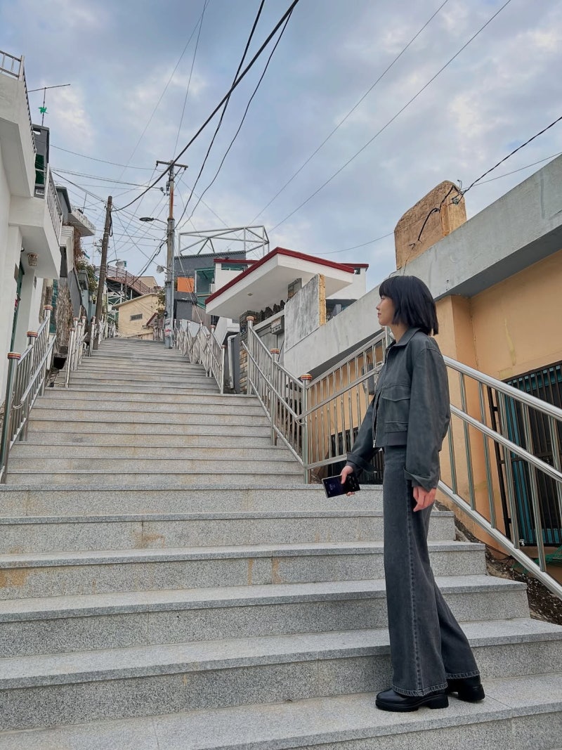 From child star to fashion icon: Kim So-hyun masters Milan luxury, harbor edge, and Busan vintage