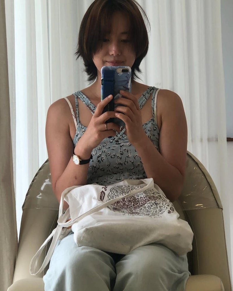 The Unplanned Theater Audition That Changed Everything: How Yoon Jin-seo Mastered Minimalist Autumn Denim