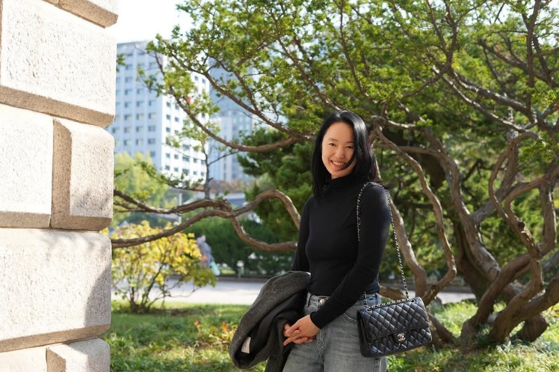 The Unplanned Theater Audition That Changed Everything: How Yoon Jin-seo Mastered Minimalist Autumn Denim