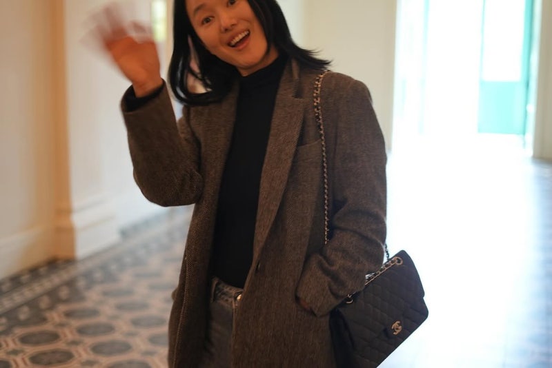The Unplanned Theater Audition That Changed Everything: How Yoon Jin-seo Mastered Minimalist Autumn Denim