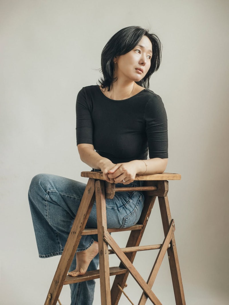 The Unplanned Theater Audition That Changed Everything: How Yoon Jin-seo Mastered Minimalist Autumn Denim