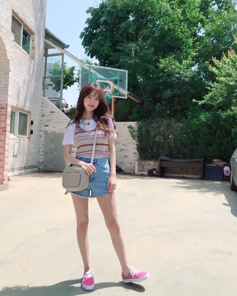 The Actress Who Pitched Herself to the PD: Jin Se-yeon Owns Striped Vests, Denim, and Off-Shoulder Edge