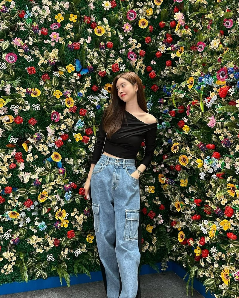 The Actress Who Pitched Herself to the PD: Jin Se-yeon Owns Striped Vests, Denim, and Off-Shoulder Edge