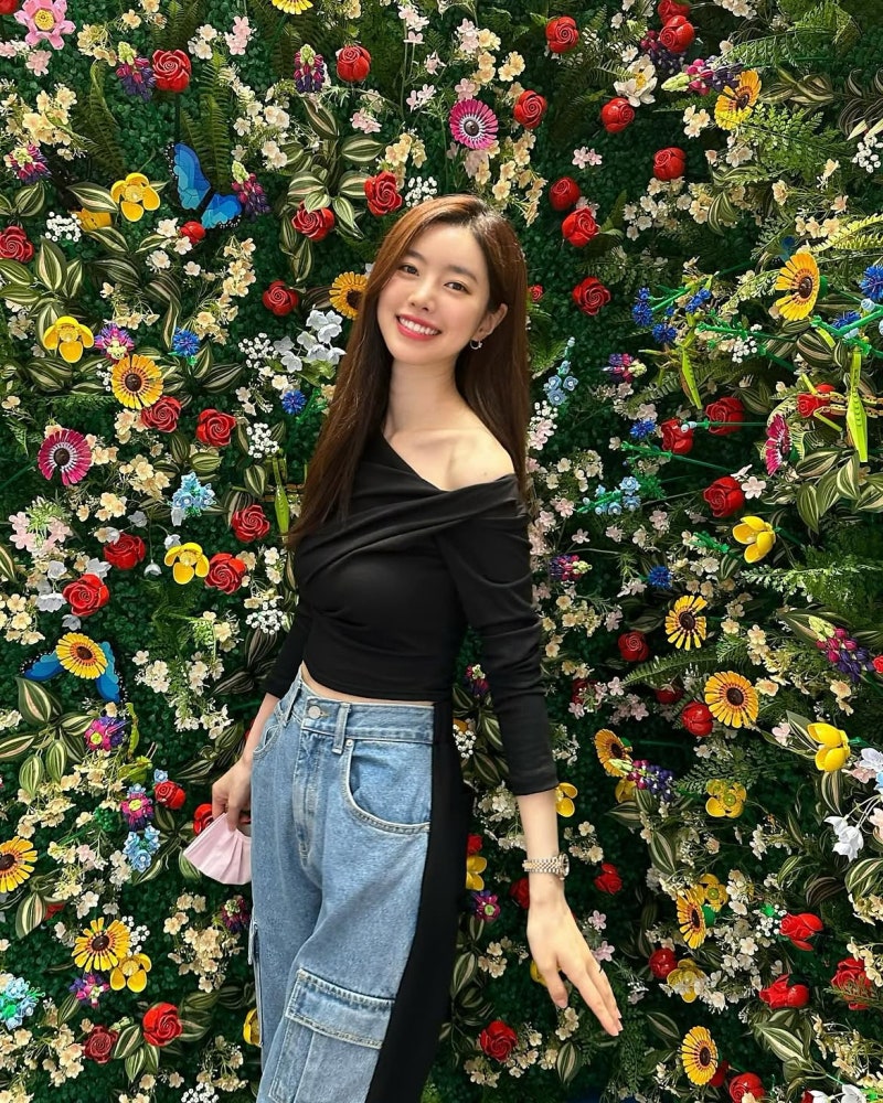 The Actress Who Pitched Herself to the PD: Jin Se-yeon Owns Striped Vests, Denim, and Off-Shoulder Edge