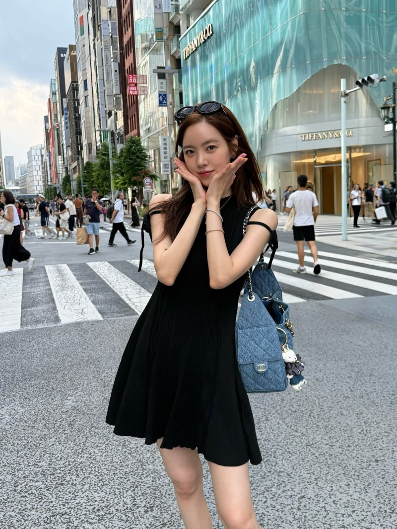 The Actress Who Pitched Herself to the PD: Jin Se-yeon Owns Striped Vests, Denim, and Off-Shoulder Edge