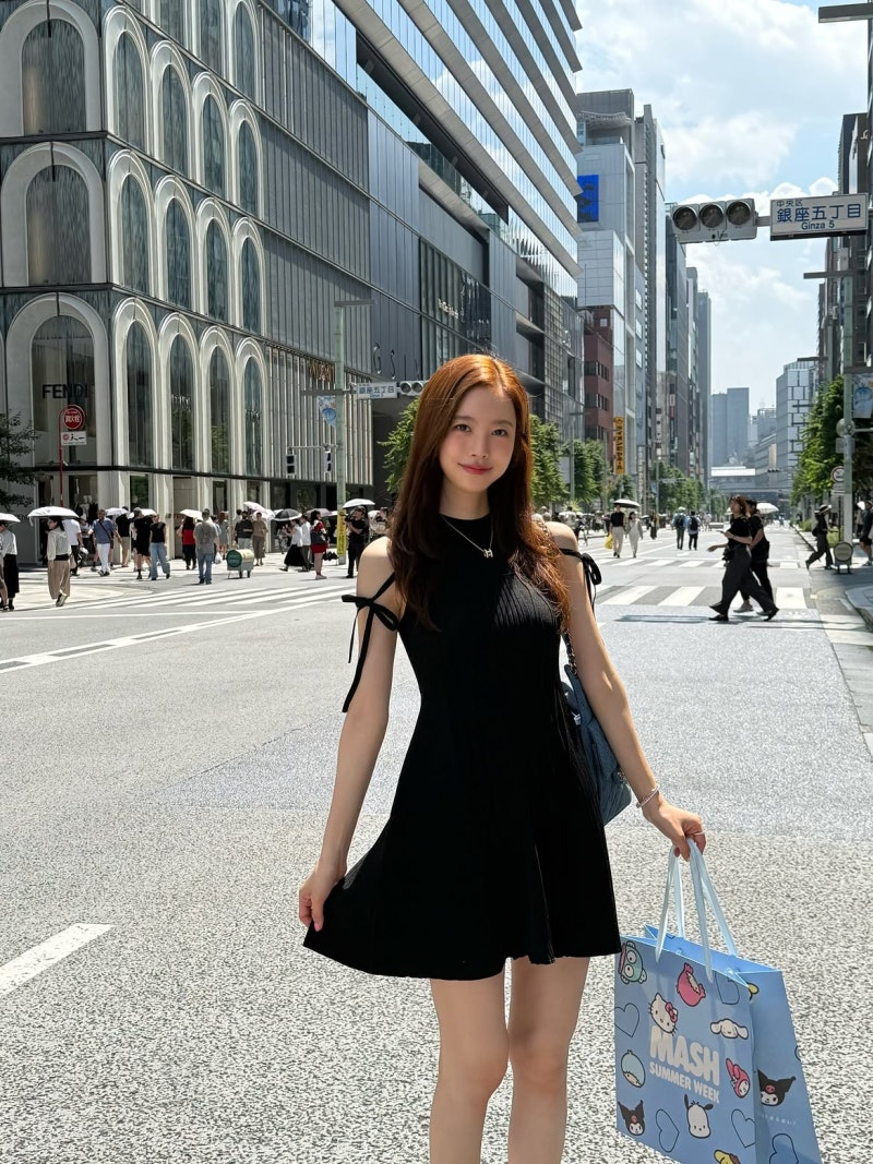The Actress Who Pitched Herself to the PD: Jin Se-yeon Owns Striped Vests, Denim, and Off-Shoulder Edge