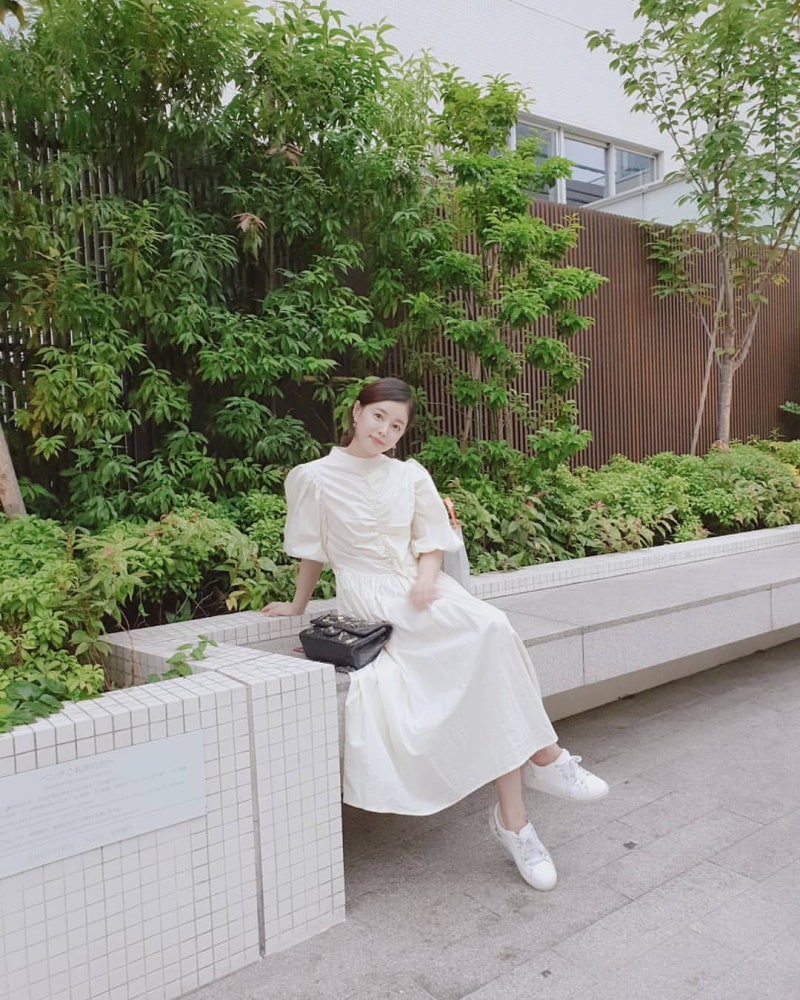 The OG TV ratings fairy looks ageless in ivory puff sleeves—Lee Young-ah nails effortless summer elegance