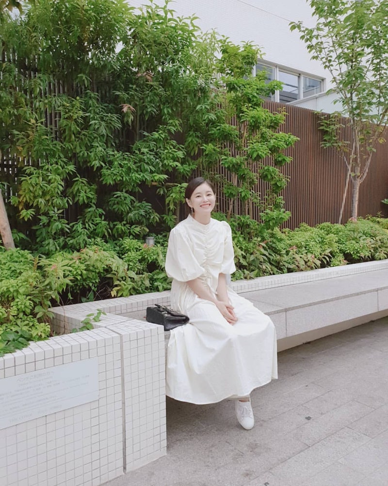 The OG TV ratings fairy looks ageless in ivory puff sleeves—Lee Young-ah nails effortless summer elegance